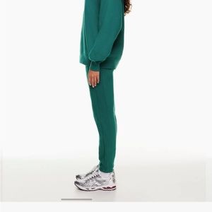 ARITZIA TNA BIOME GREEN COZY FLEECE BF SWEATS SIZE M. WORN ONCE LIKE NEW